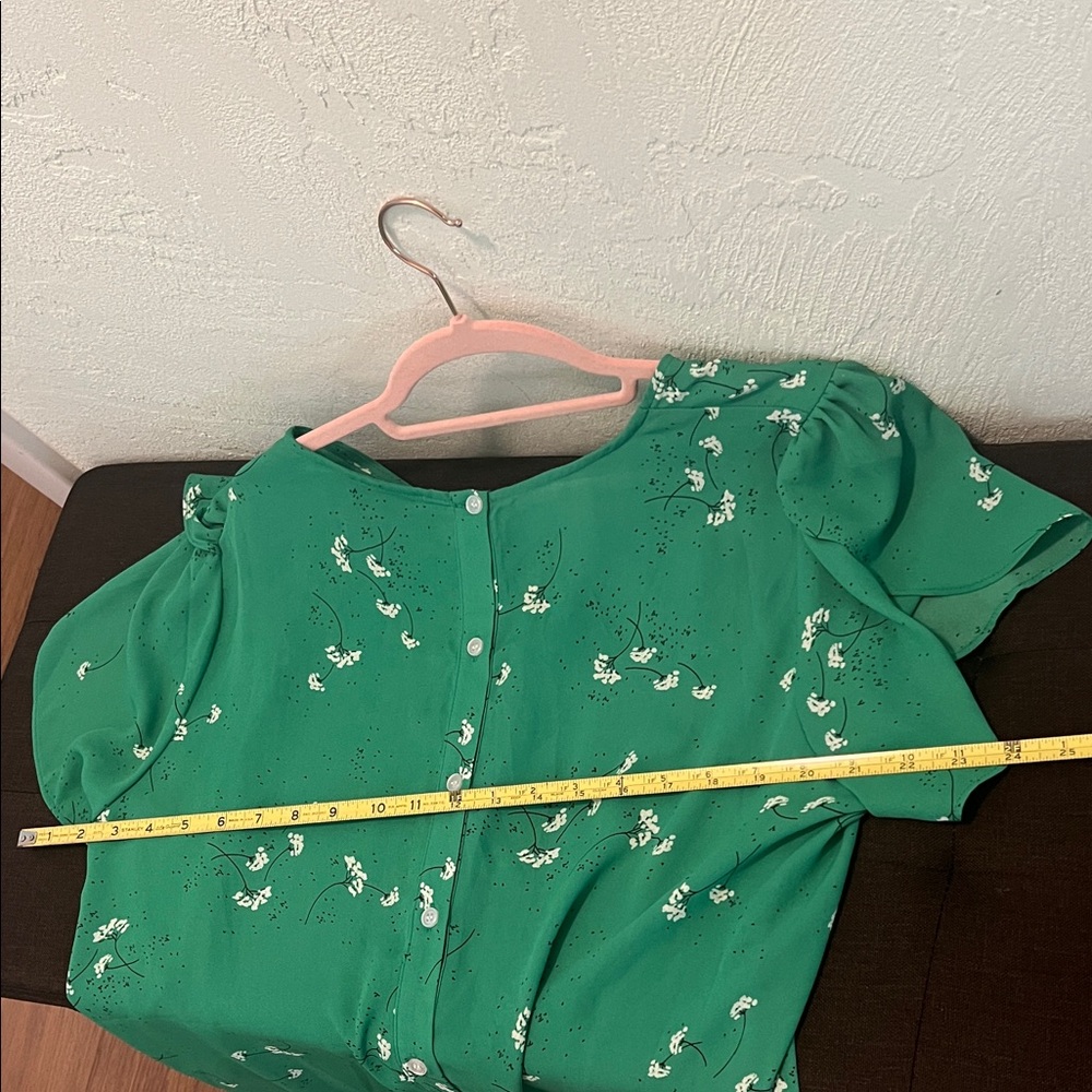 #1625** Green Floral Short-Sleeve Women's Blouse - Elegant Everyday Top - Picture 5 of 9